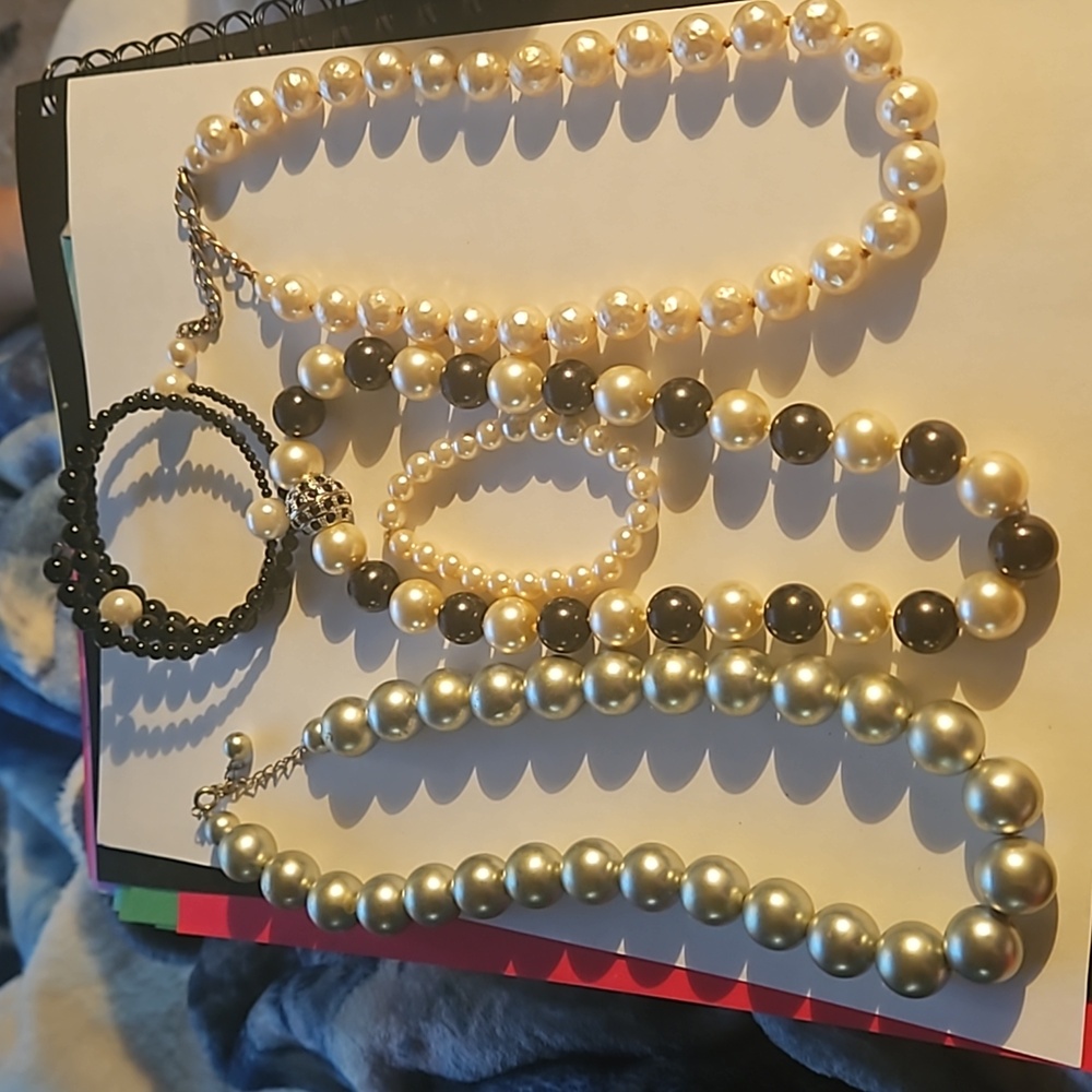 5 pieces beaded jewelry 3 necklace, 2 bracelet